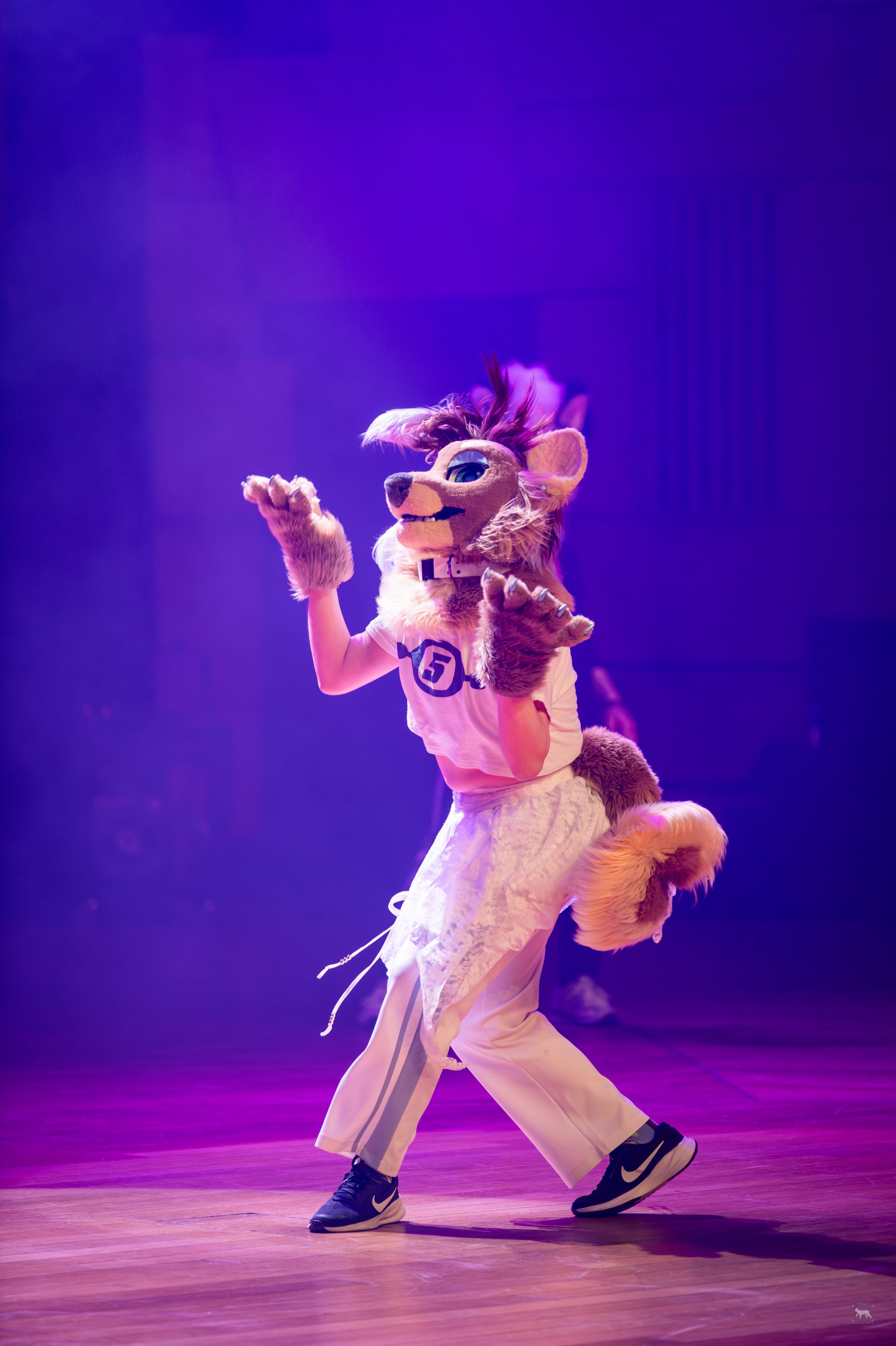 Rakukuru dancing at Paws on Ice during NordicFuzzCon 2026