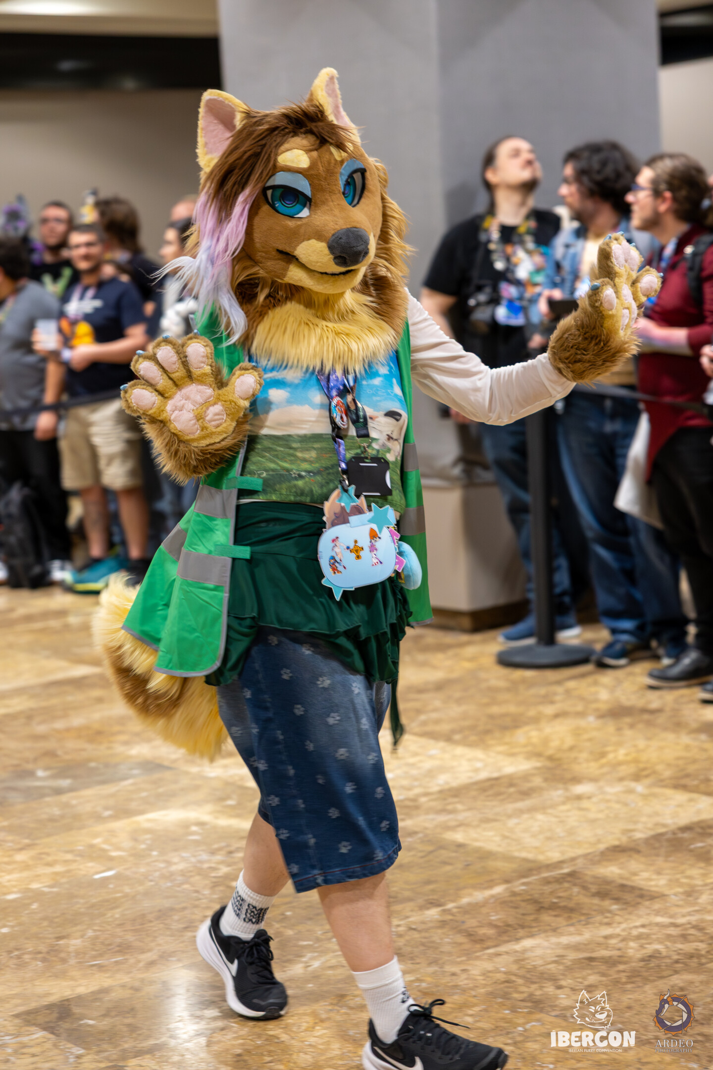 Rakukuru helping at the Fursuit Parade at Ibercon 2026